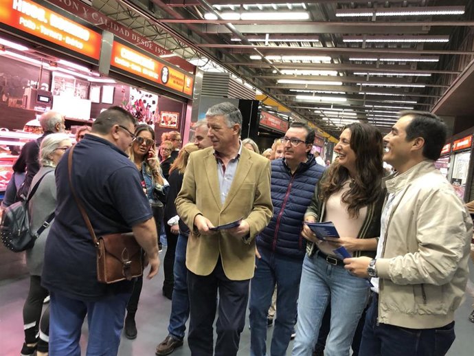 La secretaria general del PP de Andalucía, Loles López, reparte propaganda en el Mercado del Carmen de Huelva