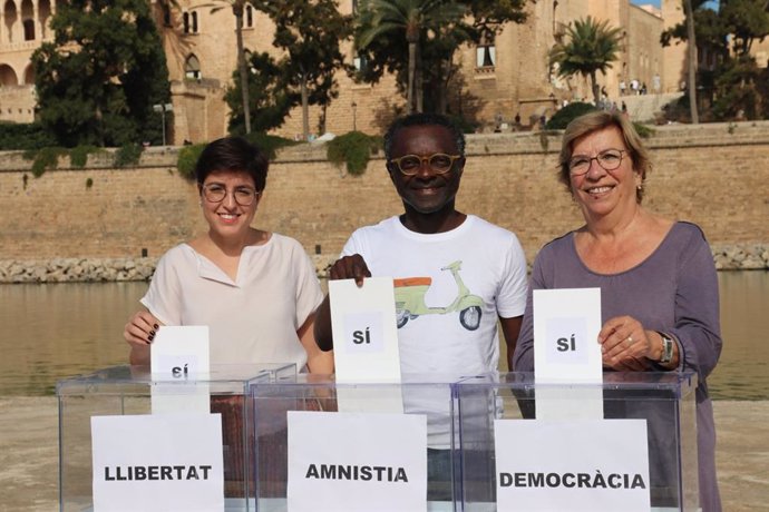 El candidato al Congreso de los Diputados de la coalición MÉS-Esquerra, Guillem Balboa; la también candidata al Congreso por la formación, Carme Gomila; y la candidata al Senado por Mallorca, Lila Thoms.