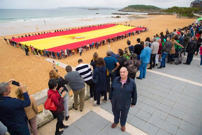 Vox despliega en Santander la mayor bandera de España del mundo