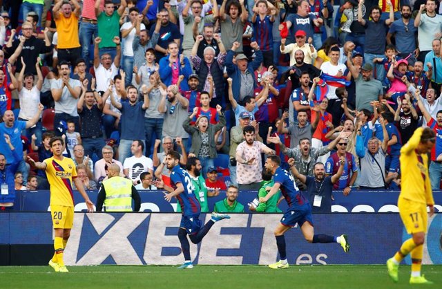 El Levante celebra su primer gol ante el FC Barcelona
