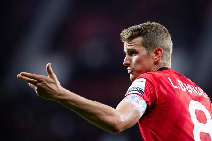 Lars Bender, del Bayer Leverkusen, lamenta un gol en contra de su equipo