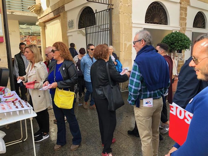 Reparto de propaganda electoral en Cádiz