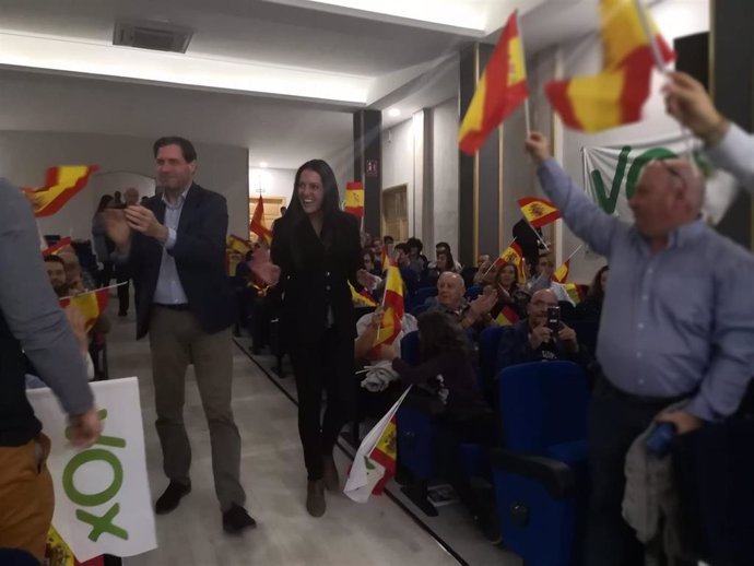 Los candidatos de Vox en un acto de campaña electoral en Calatayud (Zaragoza).