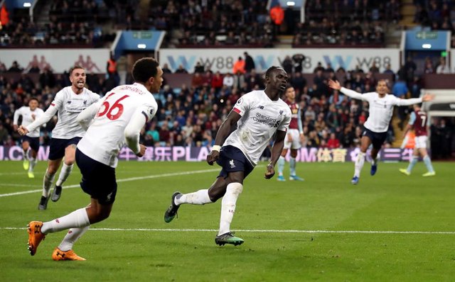 Sadio Mané marca un gol para el Liverpool