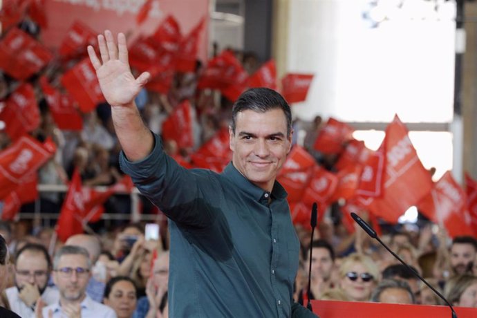 El presidente del Gobierno en funciones y candidato del PSOE al 10N, Pedro Sánchez, saluda en un mitin en Mislata (Valencia/España) a 2 de noviembre de 2019.