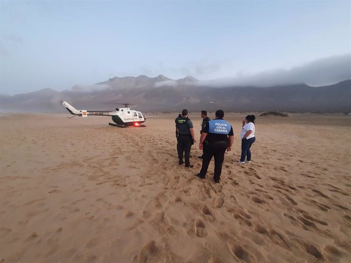La Guardia Civil colabora con la Policía Local de Pájara en la recuperación del cadaver de un turista de nacionalidad extranjera fallecido en la playa de Cofete,en Fuerteventura