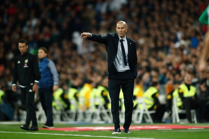 Fútbol.- Zidane: "Nunca me voy a meter con el tema de los árbitros"