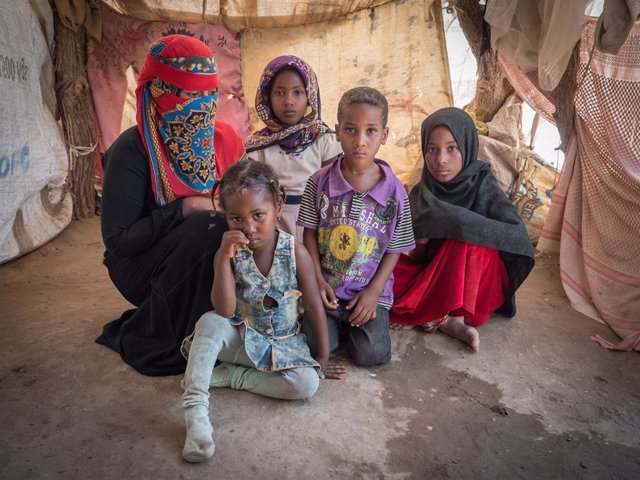 Una mujer viuda por la guerra en Yemen y sus cuatro hijos