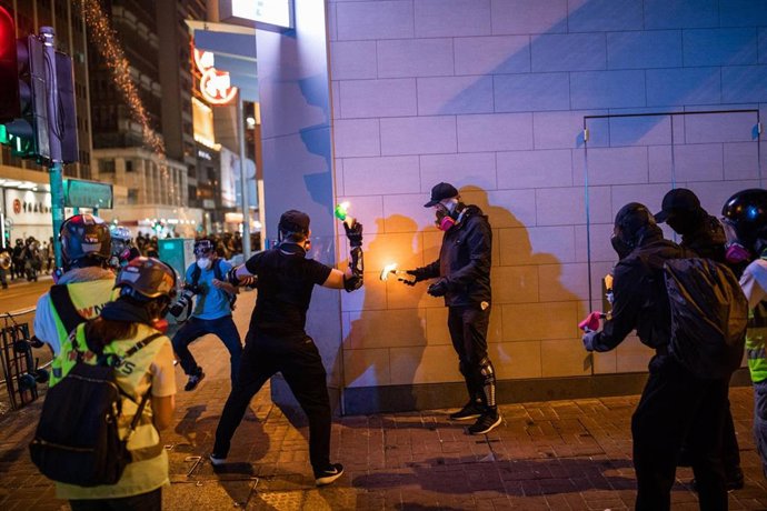 Enfrentamientos entre Policía y manifestantes en Hong Kong en una de las jornadas de protestas más violentas desde que las manifestaciones comenzaran hace cinco meses. 