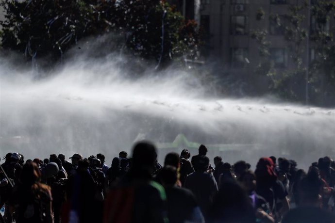 Carabineros usan cañones de agua para dispersar a los manifestantes en los alrededores de La Moneda