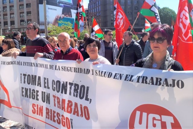 Concentración de UGT Euskadi contra la siniestralidad y los riesgos laborales en Bilbao.