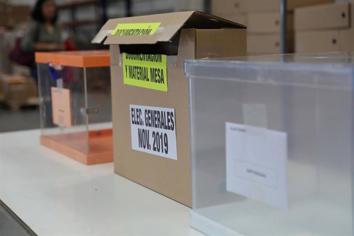 Imágenes del centro logístico de las próximas elecciones generales del 10N en Madrid