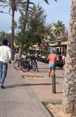 La Policía Nacional, en colaboración con la Policía Local, ha detenido a un hombre por dos robos con violencia en menos de 24 horas en la Playa de Palma