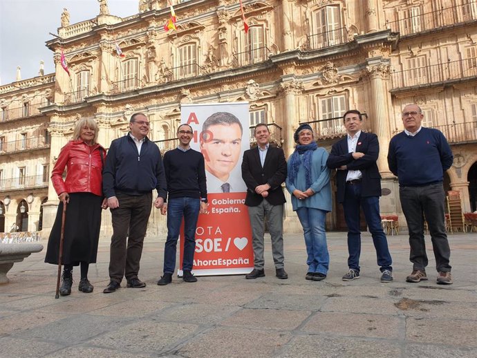 García Page, centro, en la Plaza Mayor de Salamanca junto a candidatos y representantes del PSOE en la provincia.