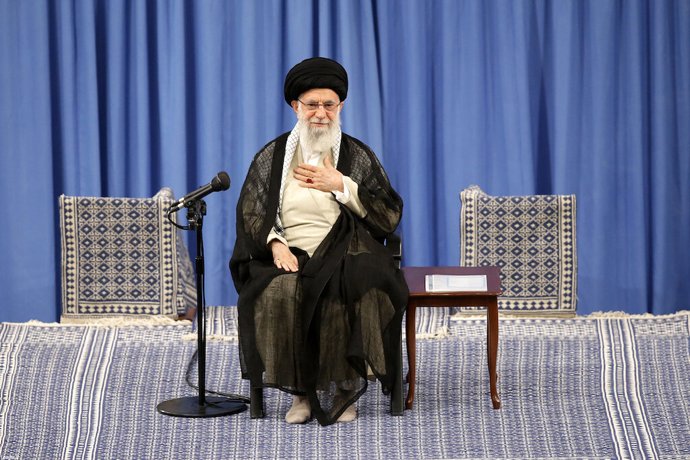 Irán.- Jamenei se pregunta si Macron es "cómplice" de EEUU al promover el retorn