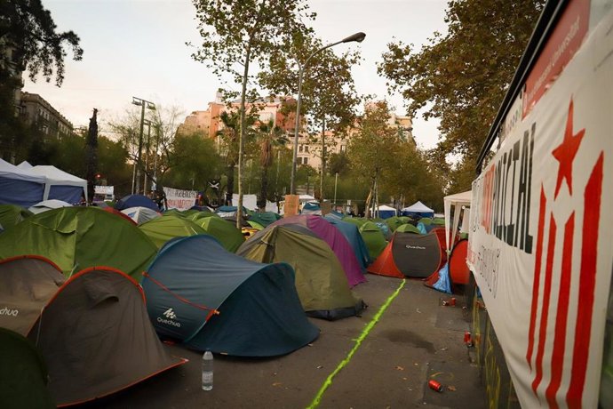 Acampada en plaza Universitat de Barcelona. Foto de archivo  