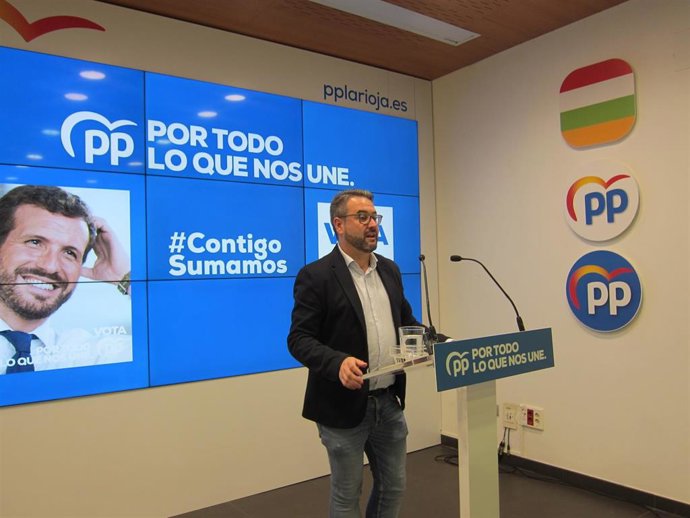 El candidato número dos al Congreso por el PP de La Rioja, Javier Merino, explica las propuestas de su formación en materia educativa