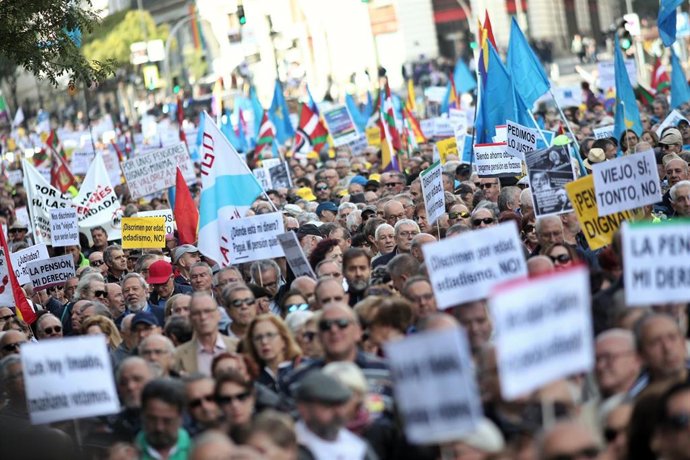 Asistentes a la manifestación en defensa de las pensiones que hace un recorrido desde la Puerta del Sol hasta el Congreso de los Diputados, en Madrid (España), a 16 de octubre de 2019