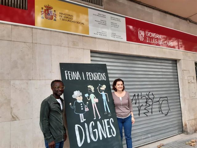 El candidato de MÉS-Esquerra al Congreso de los Diputados, Guillem Balboa, y la consellera de Asuntos Sociales y Deportes, Fina Santiago, en la presentación de las medidas de la coalición en materia de Trabajo y Pensiones