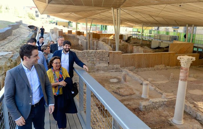 El cabeza de lista al Congreso de los Diputados, Teodoro García Egea, y el presidente del PPRM, Fernando López Miras, visitan el Foro Romano de Cartagena