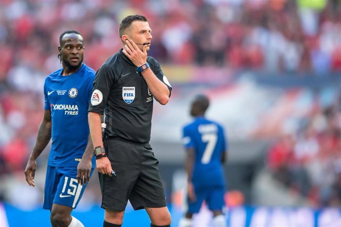 El árbitro inglés Michael Oliver durante la final de la FA Cup 2019 entre Chelsea y Manchester United