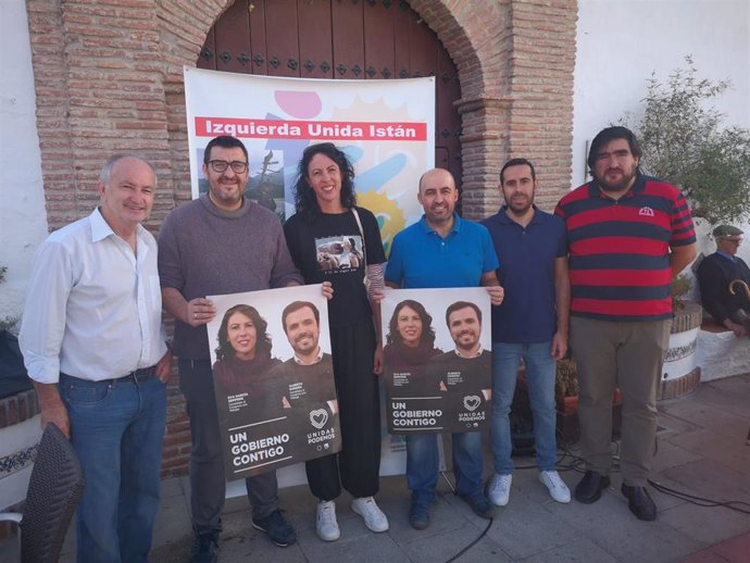 La candidata número 2 de Unidas Podemos por Málaga, Eva García Sempere, y el parlamentario andaluz y coordinador provincial de IU, Guzmán Ahumada, en un acto en Istán