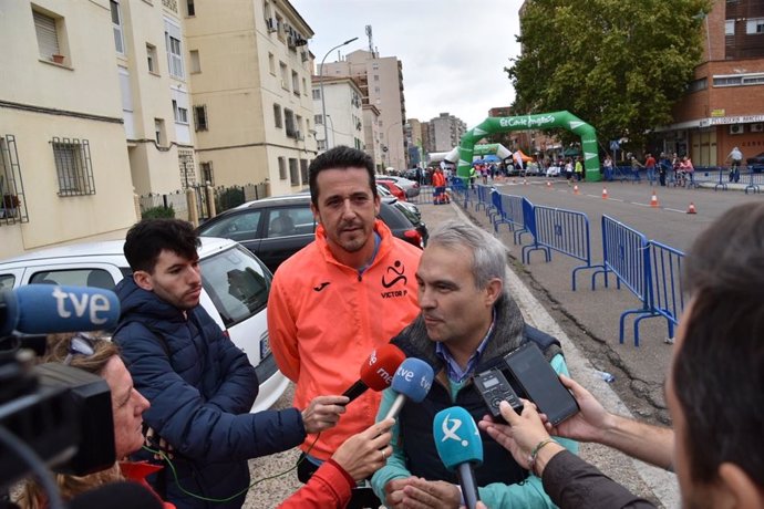 Fragoso y Píriz atienden a los medios de comunicación.