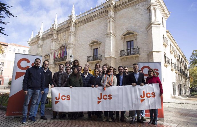 Encuentro de Cs con los jóvenes naranjas, previa a una pegada de carteles por las calles de Valladolid.