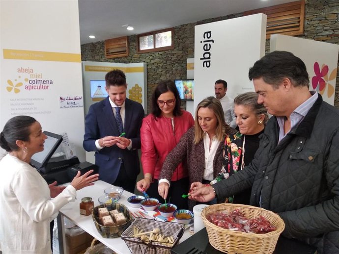 El candidato popular Carlos Rojas visita el Museo de la Miel