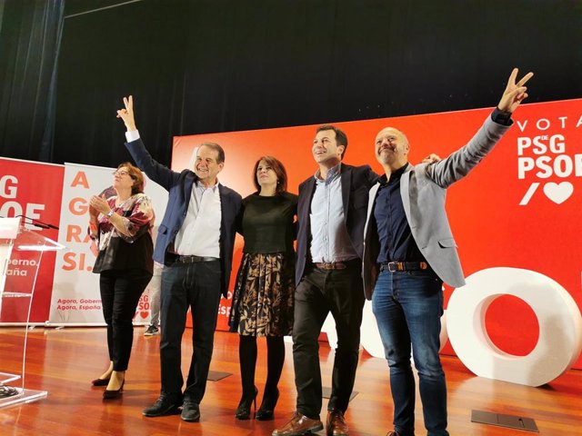 La portavoz del PSOE en el Congreso, Adriana Lastra, en un mitin junto al alcalde de Vigo, Abel Caballero, y el secretario xeral del PSdeG, Gonzalo Caballero.