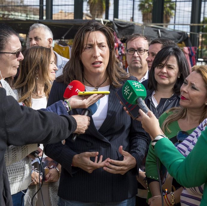 La secretaria general del PP-A, Loles López, atiende a periodistas