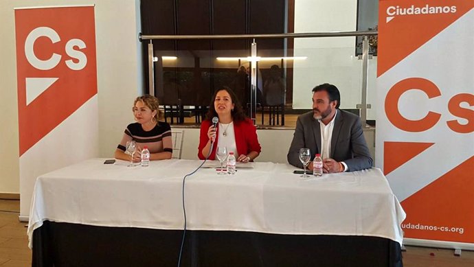 Debate sobre temas sanitarios entre los candidatos al Congreso de Ciudadanos Marta Martín y Juan Ignacio López-Bas