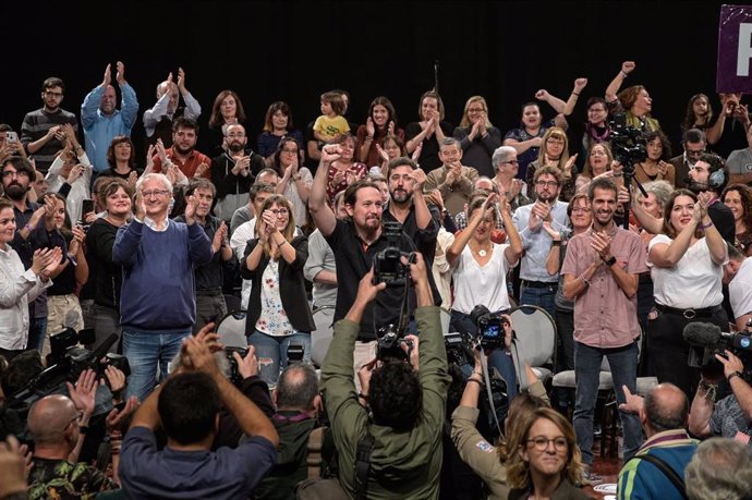 El Secretario General de Unidas Podemos y candidato a la presidencia, Pablo Iglesias, levantando el puño derecho durante un acto en A Coruña (Galicia), a 3 de noviembre de 2019