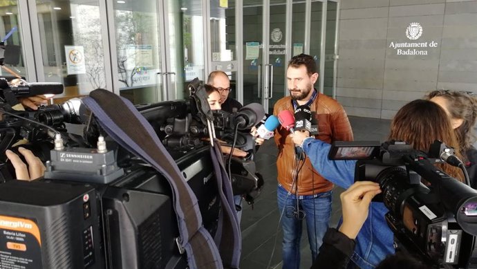 El regidor de Seguretat de l'Ajuntament de Badalona (Barcelona), Rubén Guijarro, en declaracions als periodistes sobre l'enderrocament d'un edifici amb aluminosi al barri de la Salut, el 3 de novembre de 2019.