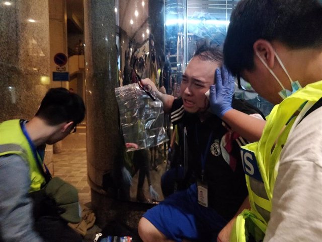 El concejal Andrew Chiu Ka Yin, agredido en Hong Kong
