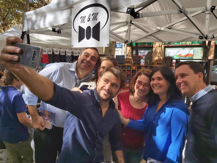 Beltrán Pérez en un acto de campaña de las elecciones generales del 10 de noviembre con militantes echándose un selfie
