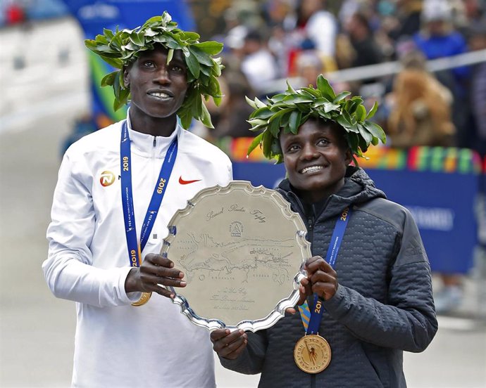 Los atletas kenianos Geoffrey Kamworor y Joyciline Jepkosgei.