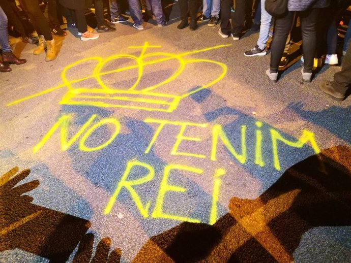 Pintada 'No tenemos rey' durante una cacerolada contra la visita del rey, ante el Palau de Congressos de Catalunya y el Hotel Fairmont Juan Carlos I, el 3 de noviembre de 2019