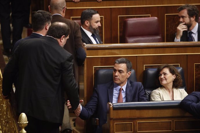 L'ex-vicepresident de la Generalitat Oriol Junqueras saluda al president del Govern, Pedro Sánchez, a la seva arribada a la sessió constitutiva del Congrés