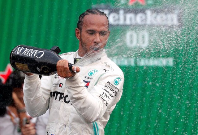 El piloto británico Lewis Hamilton celebra una victoria.