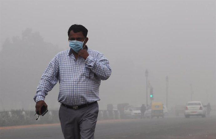 Un hombre con una mascarilla debido a la fuerte polución en Nueva Delhi.