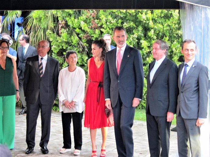 Mnica Margarit (FPdGi), Teresa Cunillera (delegada del Gobierno en Catalunya), Reyes Doña Letizia y Don Felipe, Francisco Belil (PDdGi), ministro Pedro Duque