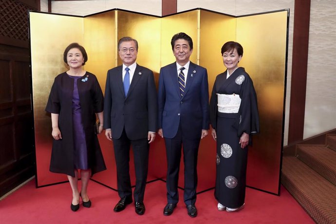 El presidente de Corea del Sur y el primer ministro de Japón junto a sus respectivas mujeres. 