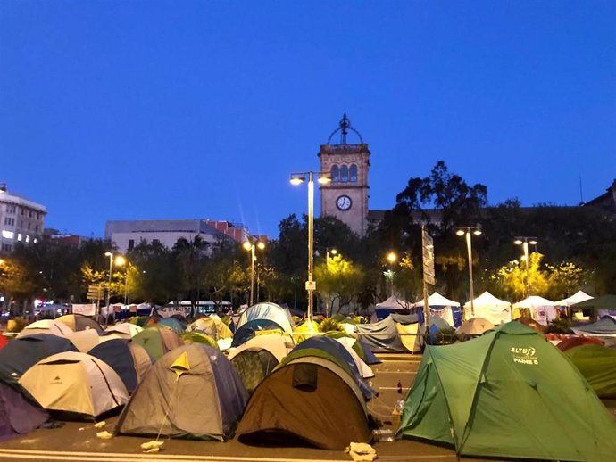 Jóvenes estudiantes pasan su quinto día acampados en la plaza Universitat