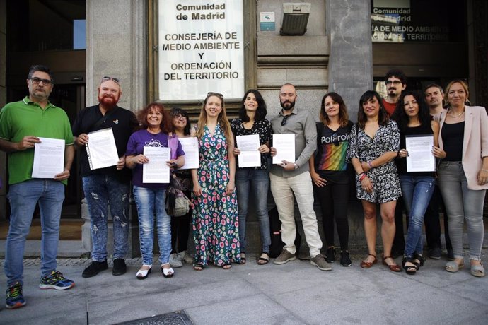 Imagen de recurso de la portavoz de Unidas Podemos, Isa Serra (6i) tras la presentación de alegaciones contra la ampliación del vertedero de Pinto ante la Consejería de Medio Ambiente de la Comunidad de Madrid.
