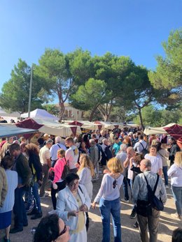 Asistentes a la inauguración de la 'Fira de la Tardor'