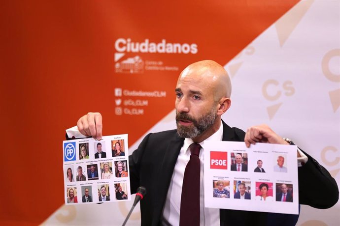 El diputado regional de Cs David Muñoz Zapata en rueda de prensa en las Cortes.