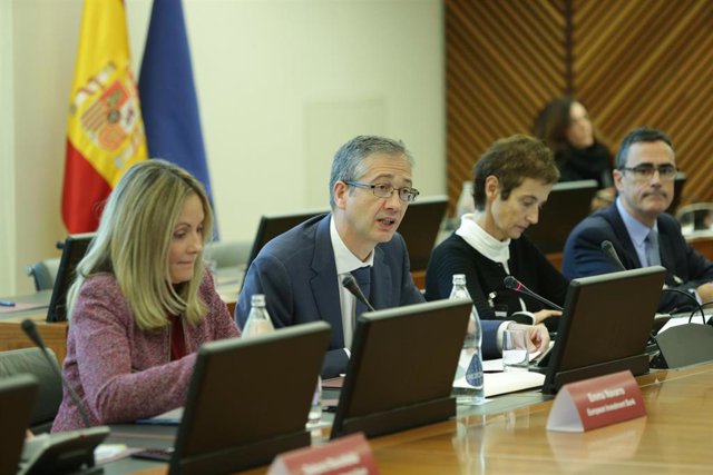 El gobernador del Banco de España, Pablo Hernández de Cos (2i) y la vicepresidenta del Banco Europeo de Inversiones (BEI), Emma Navarro (1i), durante la inauguración de la conferencia conjunta del Banco de España y el BEI.