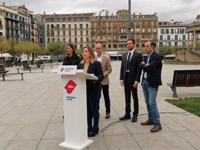 Los candidatos de Navarra Suma al Congreso y al Senado en un acto electoral en la plaza del Castillo de Pamplona