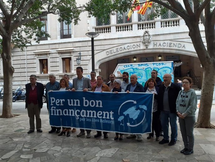El Grupo Promotor por la Buena Financiación ha presentado este lunes, frente a la Delegación de Hacienda en Palma, sus propuestas para "acabar con la infrafinanciación"
